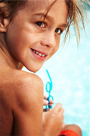 Portrait of boy in swimming pool drinking juice Foto de stock - Sin royalties Premium, Código: 6102-08760115
