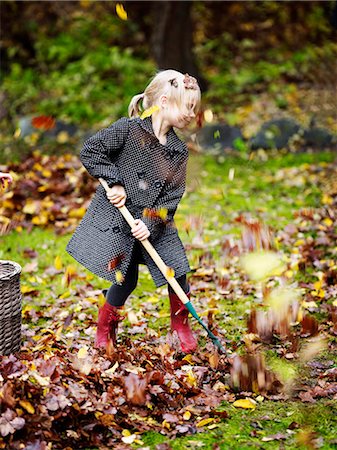 simsearch:6102-08001027,k - Girl raking autumn leaves Fotografie stock - Premium Royalty-Free, Codice: 6102-08760271