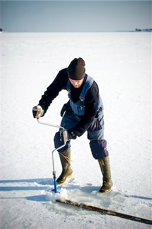 pesca en el hielo - Worker drilling hole in ice Foto de stock - Sin royalties Premium, Código: 6102-08760340