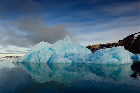 Iceberg reflecting on sea Foto de stock - Sin royalties Premium, Código: 6102-08760443