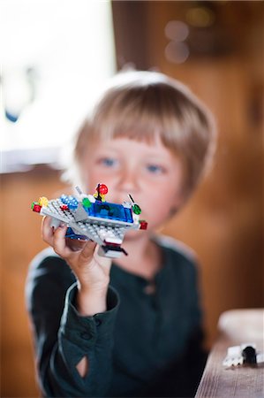 simsearch:6102-03905967,k - Boy playing Lego spaceship Photographie de stock - Premium Libres de Droits, Code: 6102-08760551