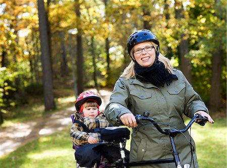 simsearch:6102-06471171,k - Mather with daughter cycling Photographie de stock - Premium Libres de Droits, Code: 6102-08760773