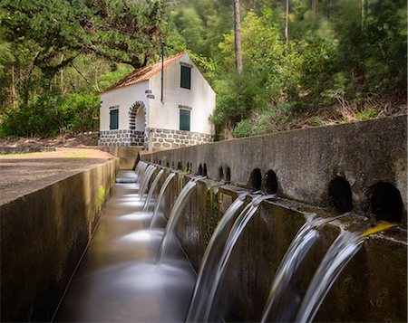 Falling water, house in background, Madeira Stock Photo - Premium Royalty-Free, Code: 6102-08760723