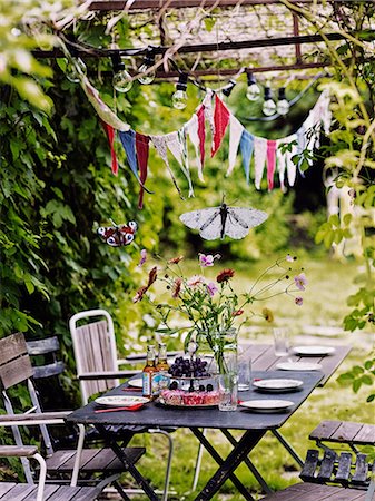 party decoration - Table in garden ready for childrens party Stock Photo - Premium Royalty-Free, Code: 6102-08760864