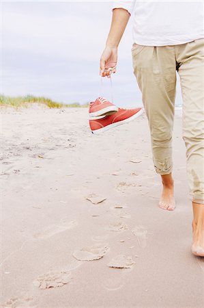simsearch:693-03307023,k - Woman on beach carrying shoes, close-up Stockbilder - Premium RF Lizenzfrei, Bildnummer: 6102-08760881