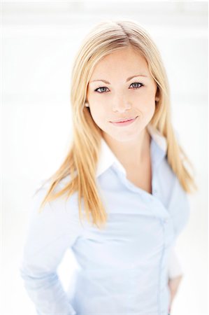 simsearch:6102-08746546,k - Portrait of smiling young woman Photographie de stock - Premium Libres de Droits, Code: 6102-08760819