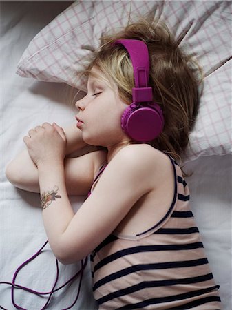 simsearch:6102-08481269,k - Girl sleeping with headphones Photographie de stock - Premium Libres de Droits, Code: 6102-08760835