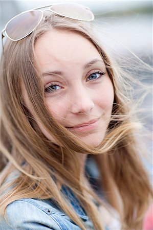 simsearch:6102-04929804,k - Smiling teenage girl looking at camera Stock Photo - Premium Royalty-Free, Code: 6102-08760962