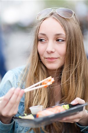 simsearch:6102-08761103,k - Smiling teenage girl eating sushi Foto de stock - Sin royalties Premium, Código: 6102-08760964