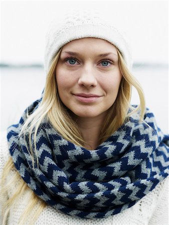 simsearch:6102-08746546,k - Portrait of young woman wearing muffler and knit hat Photographie de stock - Premium Libres de Droits, Code: 6102-08760973