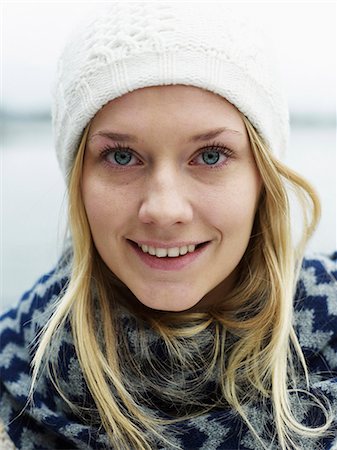 simsearch:6102-08746546,k - Portrait of young woman wearing muffler and knit hat Photographie de stock - Premium Libres de Droits, Code: 6102-08760971