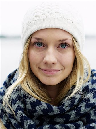 simsearch:6102-08746546,k - Portrait of young woman wearing muffler and knit hat Photographie de stock - Premium Libres de Droits, Code: 6102-08760972