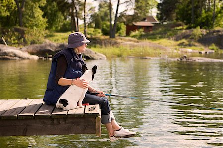 simsearch:6102-08748765,k - Woman on jetty with dog fishing Photographie de stock - Premium Libres de Droits, Code: 6102-08760900