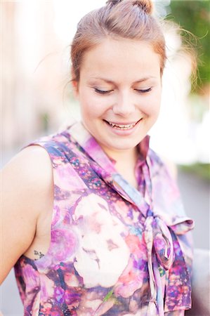 simsearch:6102-08746546,k - Portrait of smiling young woman Photographie de stock - Premium Libres de Droits, Code: 6102-08760915