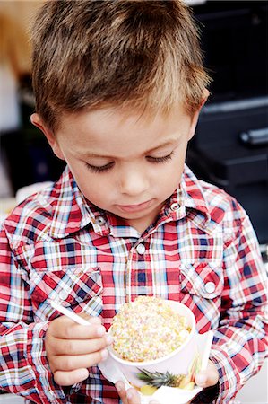 simsearch:6102-07843835,k - Boy eating ice-cream, Stockholm, Sweden Stock Photo - Premium Royalty-Free, Code: 6102-08761083