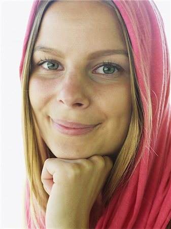 simsearch:6102-08746546,k - Young woman wearing pink shawl Photographie de stock - Premium Libres de Droits, Code: 6102-08761003