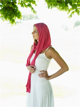 simsearch:6102-08746546,k - Young woman wearing pink shawl Photographie de stock - Premium Libres de Droits, Code: 6102-08761007