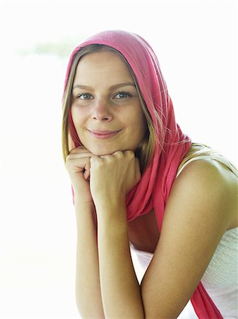 simsearch:6102-08746546,k - Young woman wearing pink shawl Photographie de stock - Premium Libres de Droits, Code: 6102-08761004