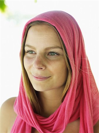 simsearch:6102-08746546,k - Young woman wearing pink shawl Photographie de stock - Premium Libres de Droits, Code: 6102-08761005
