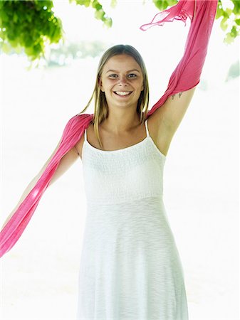 simsearch:6102-08746546,k - Happy young woman holding pink shawl Photographie de stock - Premium Libres de Droits, Code: 6102-08761009
