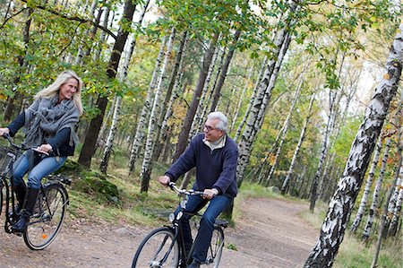 simsearch:6102-08761067,k - Senior couple cycling in forest, Delsjon, Gothenburg, Sweden Fotografie stock - Premium Royalty-Free, Codice: 6102-08761217