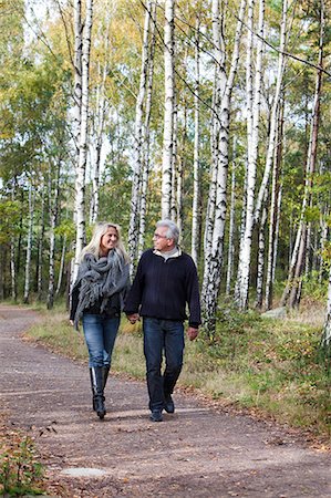 simsearch:6102-08761067,k - Senior couple walking through forest, Delsjon, Gothenburg, Sweden Foto de stock - Sin royalties Premium, Código: 6102-08761218