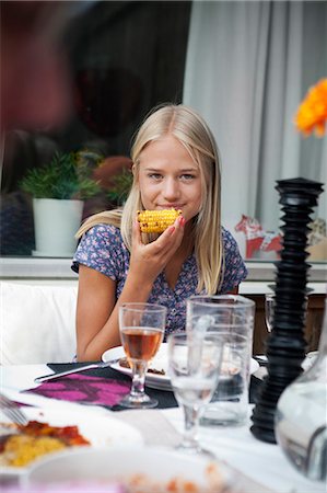 simsearch:6102-08881990,k - A girl having dinner Photographie de stock - Premium Libres de Droits, Code: 6102-08761221