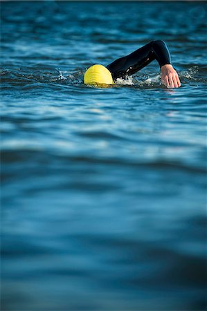 Man swimming in sea, Sweden Foto de stock - Sin royalties Premium, Código: 6102-08761341