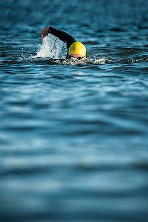 Man swimming in sea, Sweden Foto de stock - Sin royalties Premium, Código: 6102-08761342