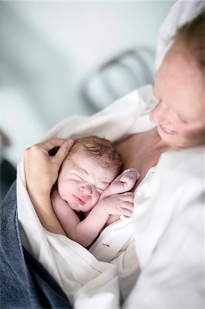 Newborn baby sleeping with mother, Danderyd, Stockholm, Sweden Photographie de stock - Premium Libres de Droits, Code: 6102-08761370