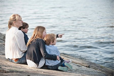 simsearch:6102-08760968,k - Mother with three children sitting at water, Nacka, Sweden Photographie de stock - Premium Libres de Droits, Code: 6102-08761407