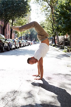 Man doing handstand on street, New York City, USA Stockbilder - Premium RF Lizenzfrei, Bildnummer: 6102-08761427