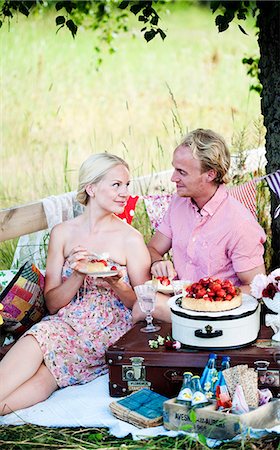 simsearch:6102-08942522,k - Mid adult couple having picnic Stock Photo - Premium Royalty-Free, Code: 6102-08761545