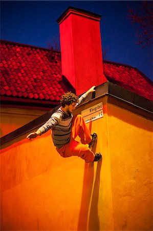 simsearch:6102-07158178,k - Man practicing parkour at night Photographie de stock - Premium Libres de Droits, Code: 6102-08761553