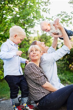 A family sitting in the garden Stock Photo - Premium Royalty-Free, Code: 6102-08761583