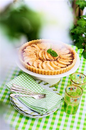 simsearch:6102-07842873,k - Apple tart Stock Photo - Premium Royalty-Free, Code: 6102-08761610