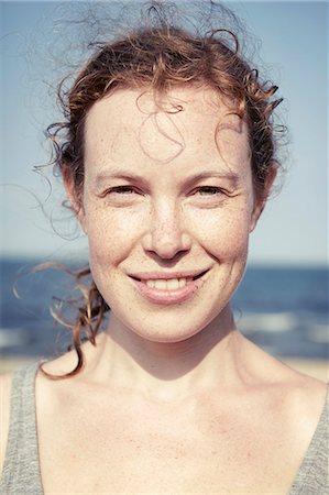 fossetta - Portrait of smiling mid adult woman Fotografie stock - Premium Royalty-Free, Codice: 6102-08761618