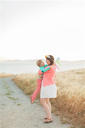 simsearch:6102-08761638,k - Mother and daughter playing kite Foto de stock - Royalty Free Premium, Número: 6102-08761636