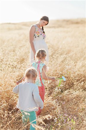 simsearch:6102-08761638,k - Mother with daughters in meadow Foto de stock - Royalty Free Premium, Número: 6102-08761639