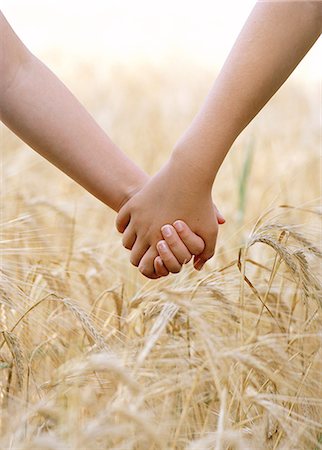 simsearch:6102-08800675,k - Two children holding hands on a corn field. Photographie de stock - Premium Libres de Droits, Code: 6102-08768681
