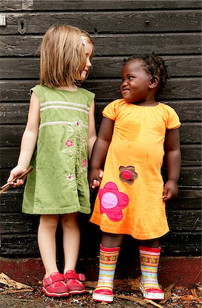 simsearch:6102-08800675,k - Two little girls holding hands. Photographie de stock - Premium Libres de Droits, Code: 6102-08768727