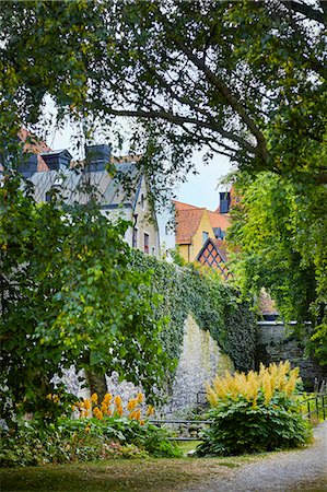 Buildings with stone wall on background Photographie de stock - Premium Libres de Droits, Code: 6102-08726853