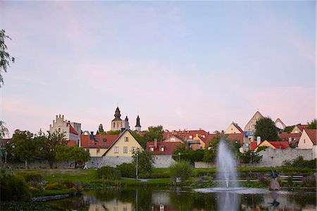 Buildings at dusk Photographie de stock - Premium Libres de Droits, Code: 6102-08726855