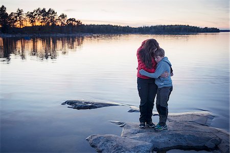 spring landscape kids - Mother with son at water Foto de stock - Sin royalties Premium, Código: 6102-08726873