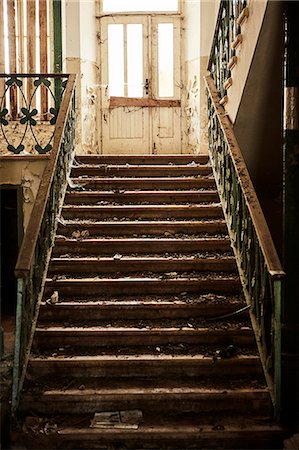 simsearch:6122-07697894,k - Stairs in abandoned house Photographie de stock - Premium Libres de Droits, Code: 6102-08726925