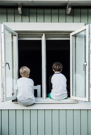 fenêtre - Boys sitting on window Photographie de stock - Premium Libres de Droits, Code: 6102-08727071