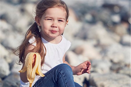 Girl eating banana Photographie de stock - Premium Libres de Droits, Code: 6102-08858505
