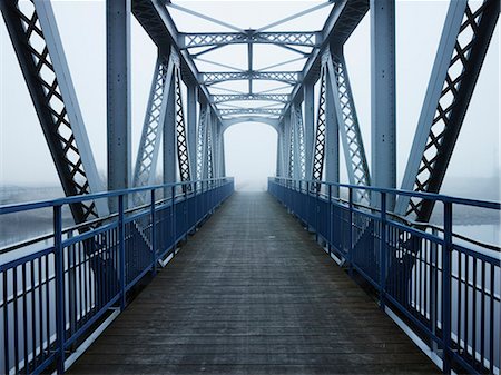 simsearch:6102-08858656,k - Pedestrian bridge in fog Photographie de stock - Premium Libres de Droits, Code: 6102-08858649
