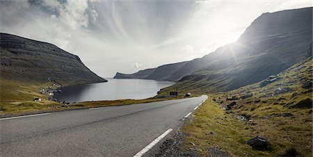 faroe islands - Road near mountain lake Photographie de stock - Premium Libres de Droits, Code: 6102-08858746