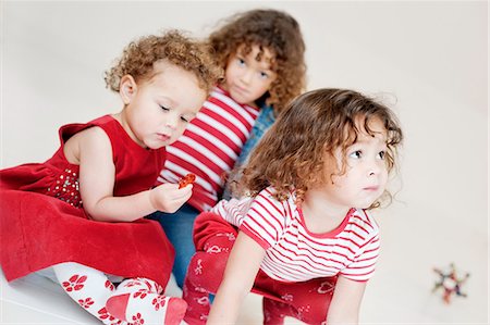 simsearch:6102-08683146,k - Three little girls Fotografie stock - Premium Royalty-Free, Codice: 6102-08881487